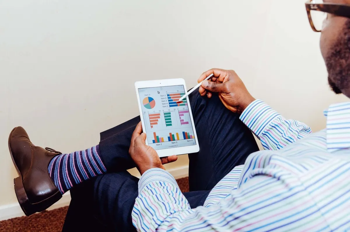 Um empreendedor analisa os gráficos da sua empresa em um tablet