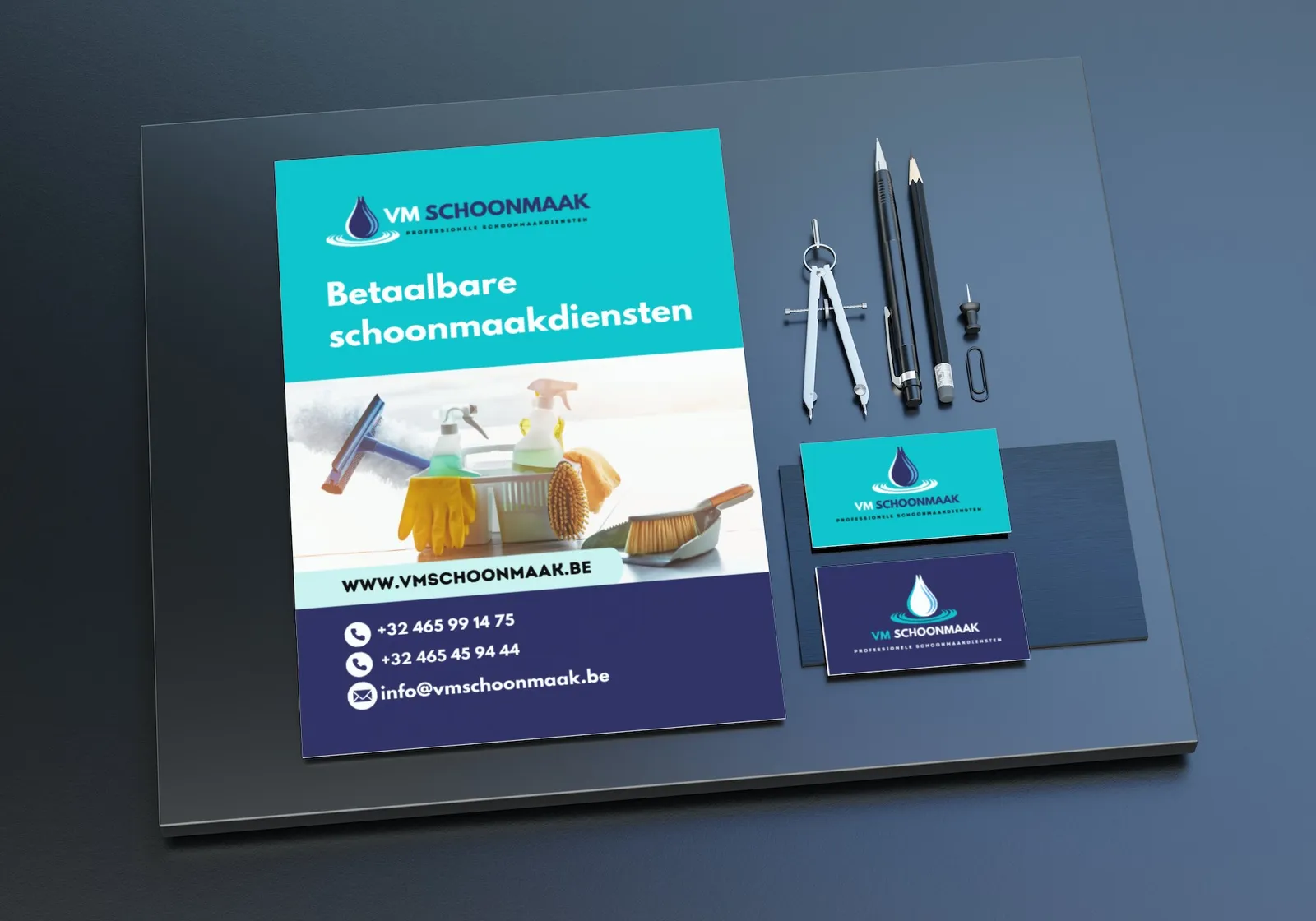 Een flyer en visitekaartjes van VM Schoonmaak in turquoise en donkerblauw, naast een passer en potloden op een donkere ondergrond