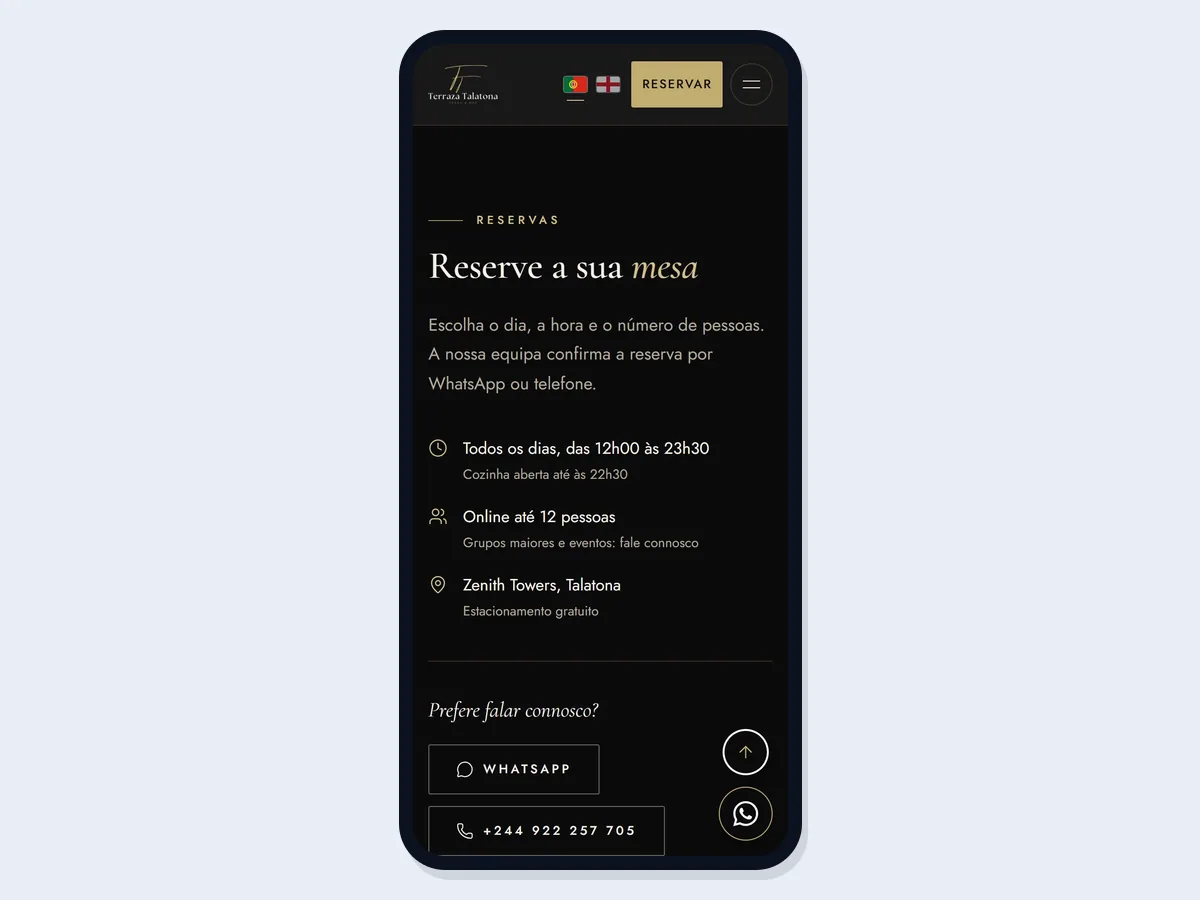 Een smartphone toont de reserveringspagina van Terraza Talatona met de openingsuren, het maximum aantal personen en het adres