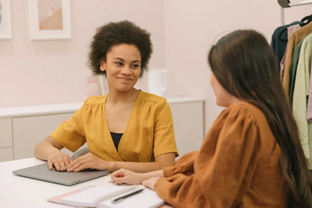 Een ondernemer vertelt in haar eigen zaak over haar bedrijf, terwijl haar gesprekspartner luistert