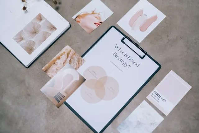 Materiaal voor een huisstijl op tafel: kleurstalen, schetsen en een moodboard