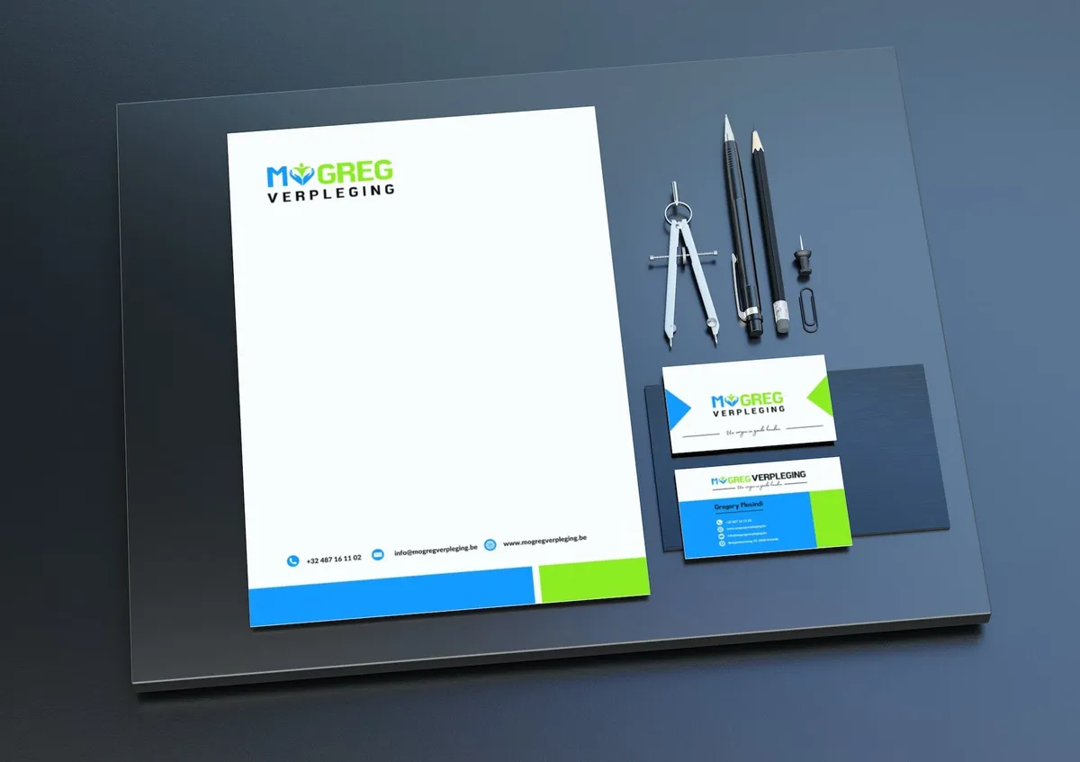 Briefpapier en visitekaartjes van Mogreg Verpleging met een blauw en groen logo, op een donkere ondergrond