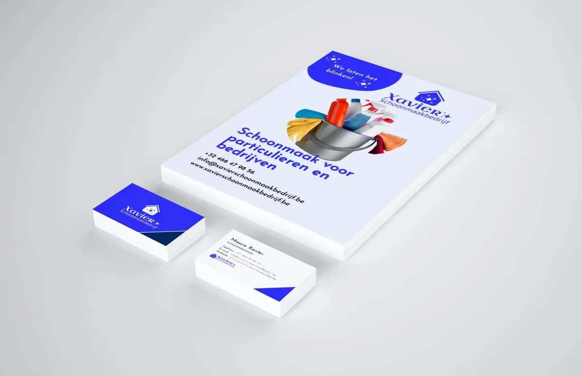 Een flyer voor schoonmaak voor particulieren en bedrijven met twee visitekaartjes in blauw en wit