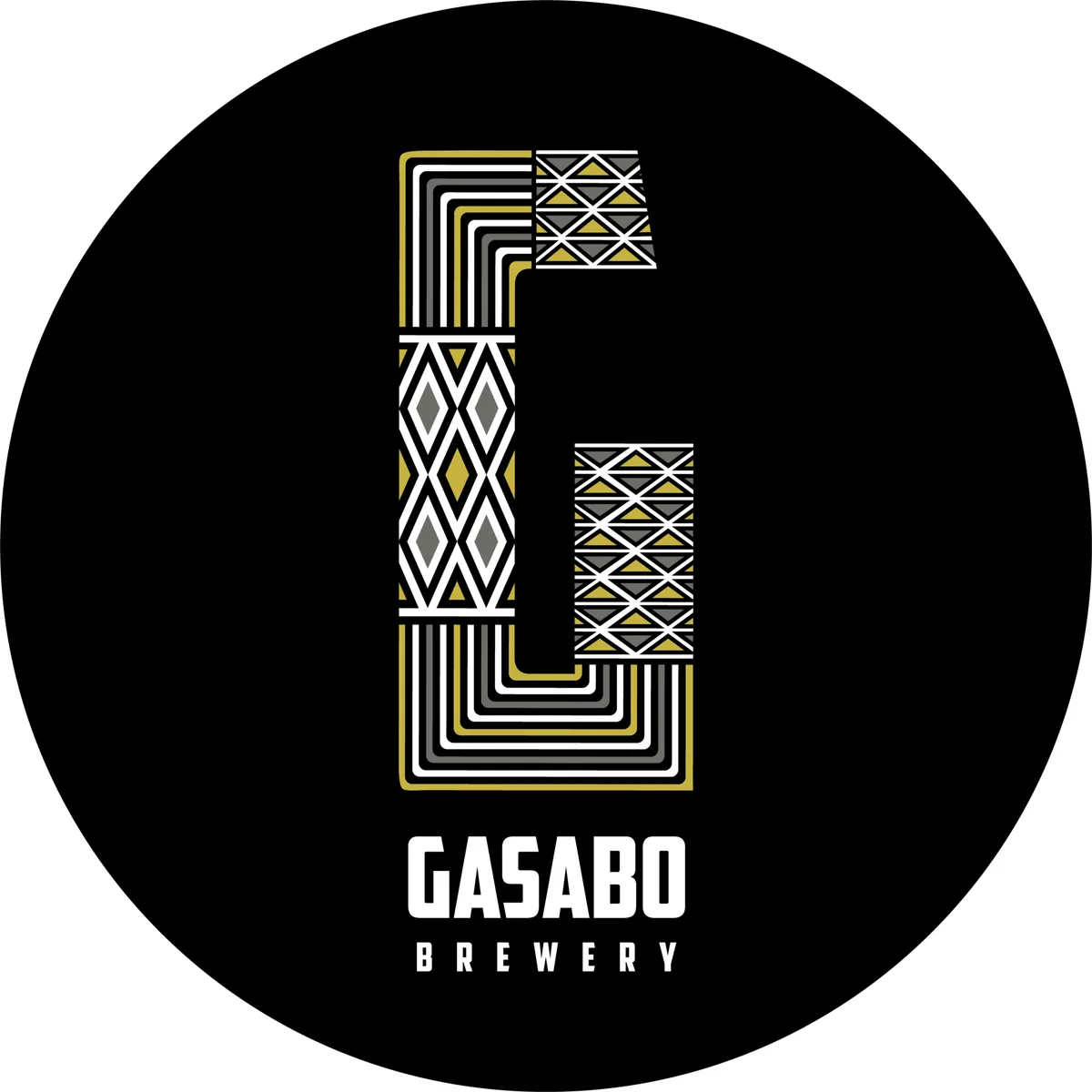 Het logo van Gasabo Brewery: een gouden letter G met een patroon op een zwarte cirkel
