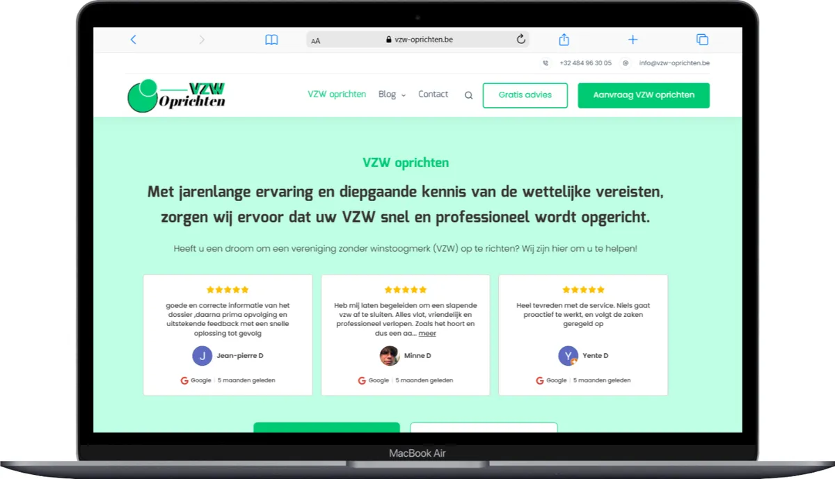 Een laptop toont de startpagina van VZW oprichten, met een tekst over wettelijke vereisten en beoordelingen