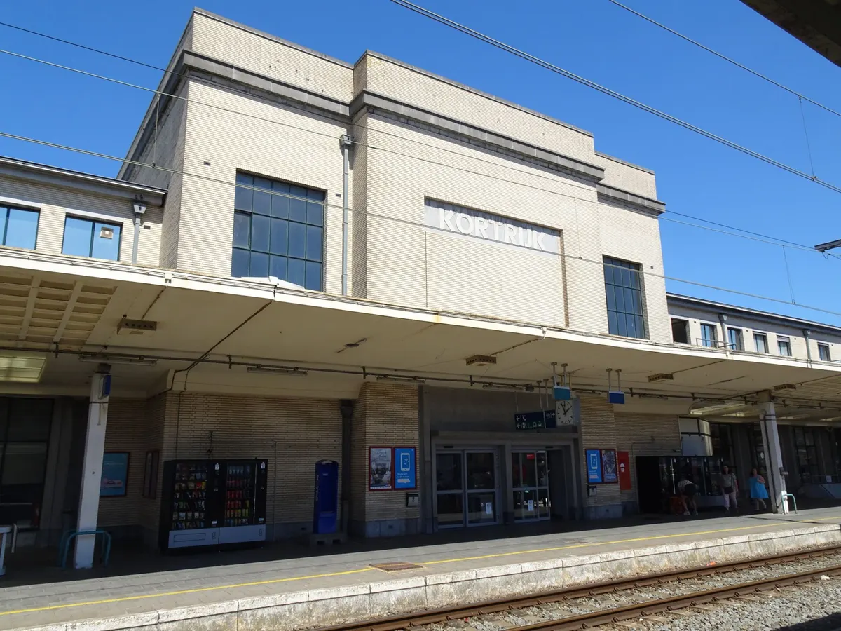 Het station van Kortrijk in de zomerzon