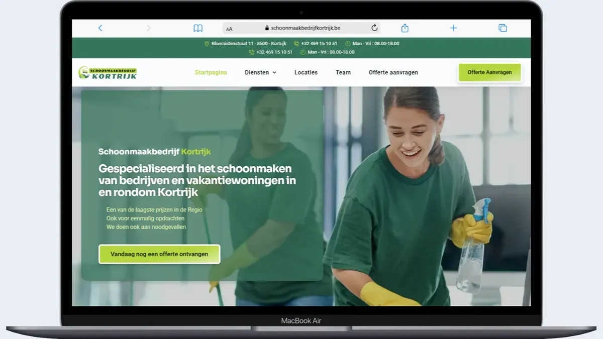 Een laptop toont de website van Schoonmaakbedrijf Kortrijk, gespecialiseerd in het schoonmaken van bedrijven en vakantiewoningen