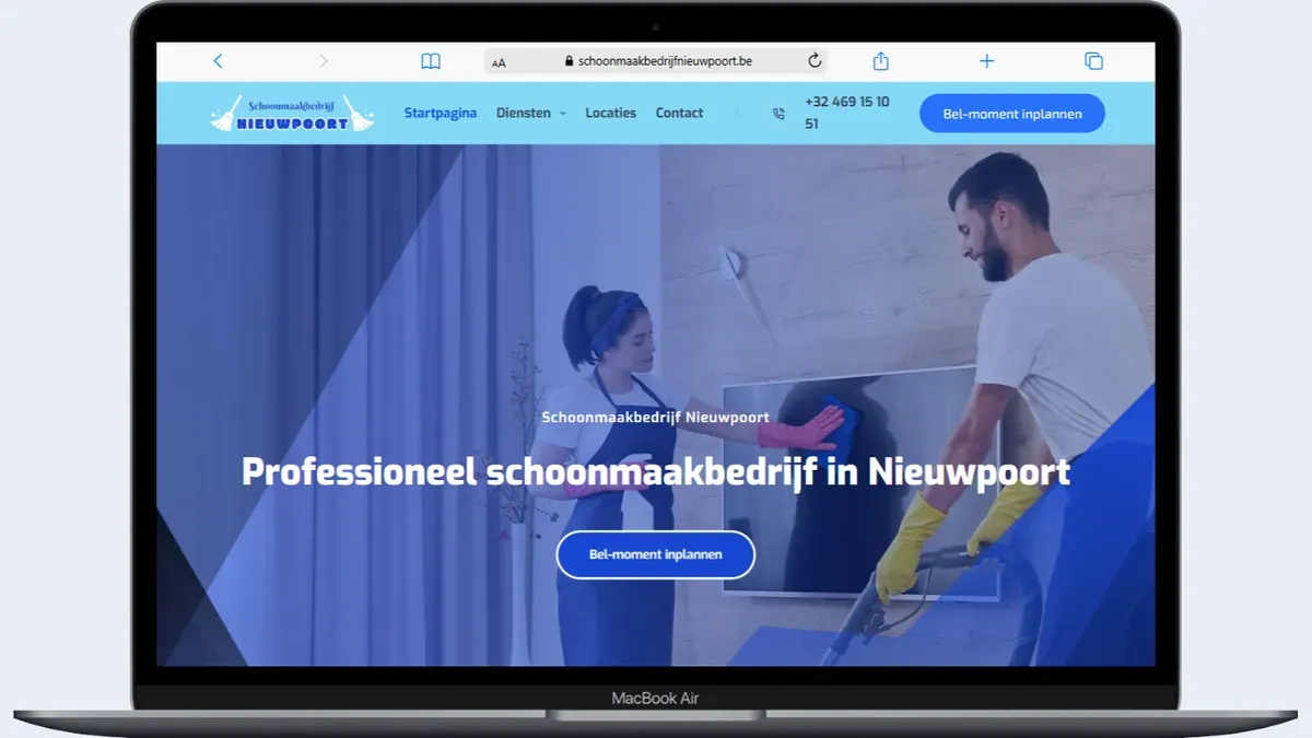Een laptop toont de startpagina van Schoonmaakbedrijf Nieuwpoort met een schoonmaker aan het werk en een knop om een belmoment in te plannen