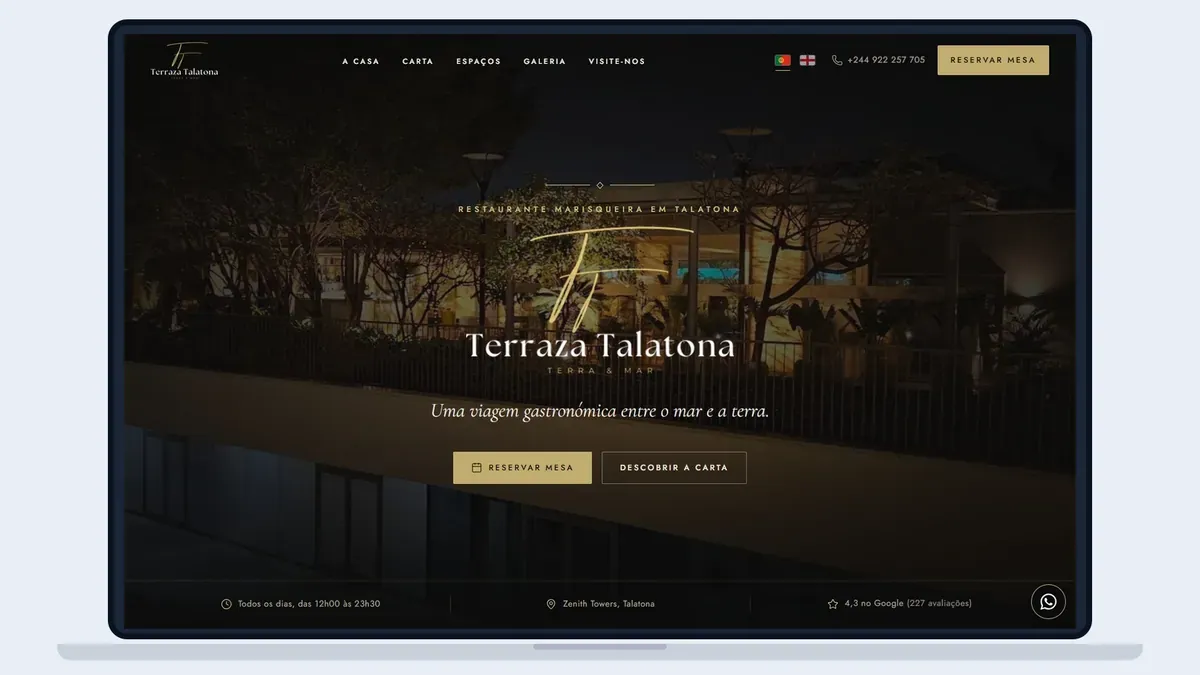 Een laptop toont de website van Terraza Talatona, een visrestaurant in Talatona, met het terras bij avond en een knop om een tafel te reserveren